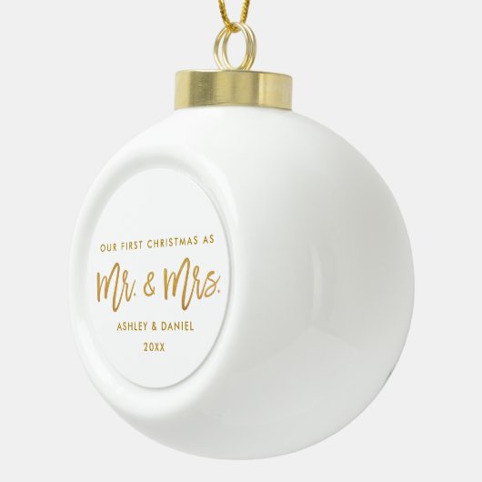 Goldモダンなブラシの原稿の初めてのクリスマスの氏夫人 セラミックボールオーナメント (右)