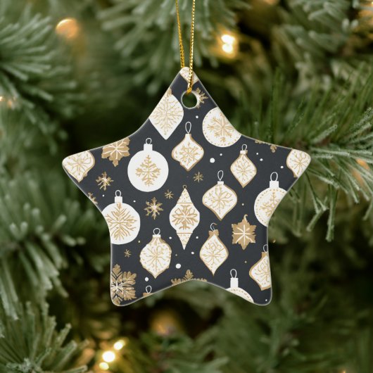 Gold Bauble Design Black background セラミックオーナメント (ツリー)