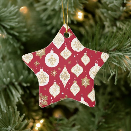 Gold Bauble Design red background セラミックオーナメント (ツリー)