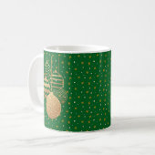 Gold baubles and stars on a green background コーヒーマグカップ (正面左)
