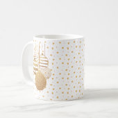 Gold baubles and stars on a white background コーヒーマグカップ (正面左)