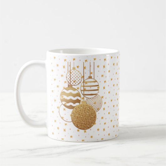 Gold baubles and stars on a white background コーヒーマグカップ (左)
