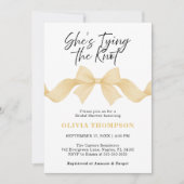 Gold Bow She's Tying the Knot Photo Bridal Shower 招待状 (正面)