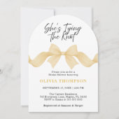 Gold Bow She's Tying the Knot Photo Bridal Shower 招待状 (正面)