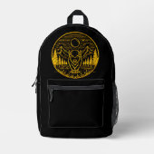 Gold Buffalo Stands Majestically in Nature Scene プリントバックパック (正面)