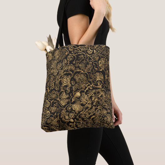 Gold Floral Baroque Pattern on Black トートバッグ (クローズアップ)