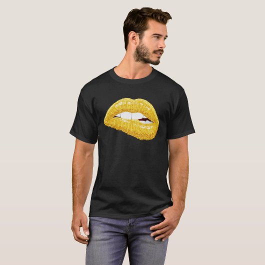 Gold Lips Biting Lipstick Makeup Tシャツ (正面フル)