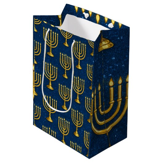 Gold Menorahs on Sparkly Jay Blue Hanukkah ミディアムペーパーバッグ (正面アングル)