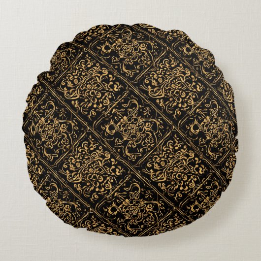 Gold Ornamental Baroque Pattern On Black ラウンドクッション (正面)