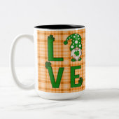 Gold Plaid St Patrick's Day LOVE Gnome Shamrock ツートーンマグカップ (左)