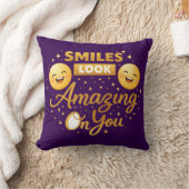 Gold “Smiles Look Amazing On You” Throw Pillow クッション (ブランケット)