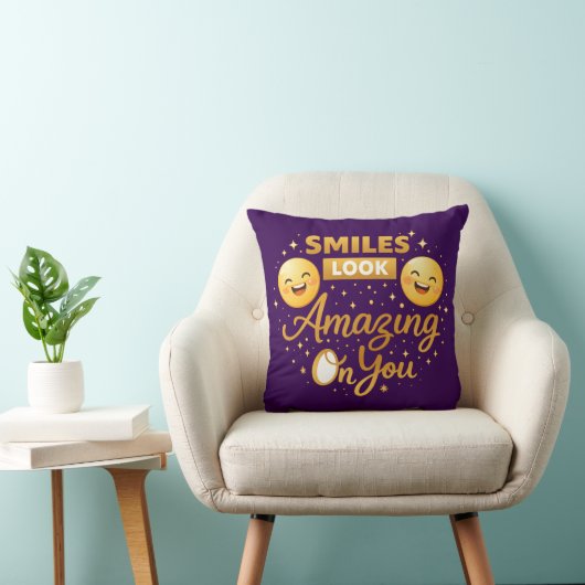 Gold “Smiles Look Amazing On You” Throw Pillow クッション (椅子)