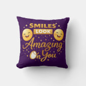 Gold “Smiles Look Amazing On You” Throw Pillow クッション (正面)