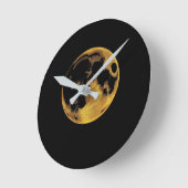 Gold textured moon on dark black ラウンド壁時計 (傾斜)