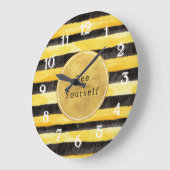 Gold Yellow Black Bee Stripes ラージ壁時計 (傾斜)