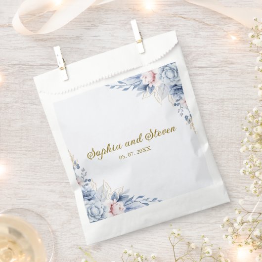 Golden Bloom: Blue & White Floral Wedding  フェイバーバッグ (クリップ留めされた状態)