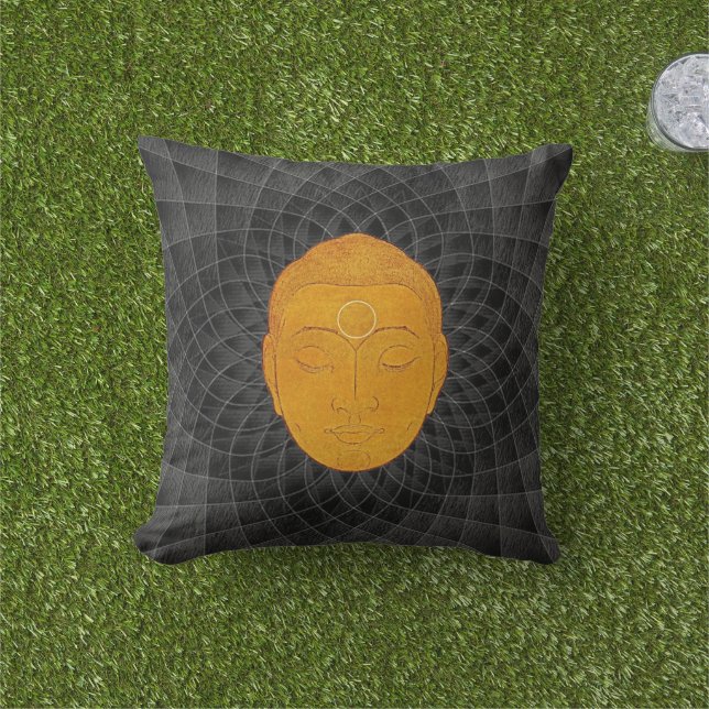 Golden Buddha Zen Mandala Pillow アウトドアクッション (芝生)