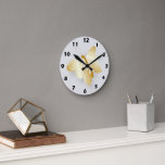 Golden Butterfly Design ラウンド壁時計<br><div class="desc">This butterfly design wall clock is a timekeeping device designed to hang on a wall, serving as both a functional tool and a decorative focal point for a room. Made from acrylic and features a pre-installed backside hanging slot for easy hanging and a non-ticking design. You can customise this wall...</div>