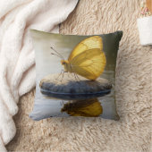 Golden Butterfly On a Rock in Water クッション (ブランケット)