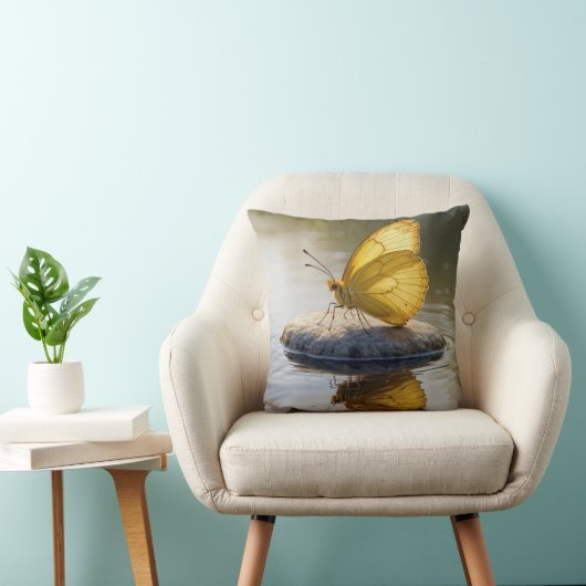 Golden Butterfly On a Rock in Water クッション (椅子)