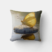 Golden Butterfly On a Rock in Water クッション (正面)