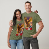 Golden Eagle bringing the World Cup Ball on Green Tシャツ (ユニセックス)