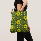 Golden Green Sunburst Kaleidoscope Floral Pattern トートバッグ (クローズアップ)