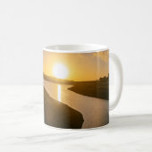 Golden Hour Glow at Baitings Reservoir コーヒーマグカップ (正面右)