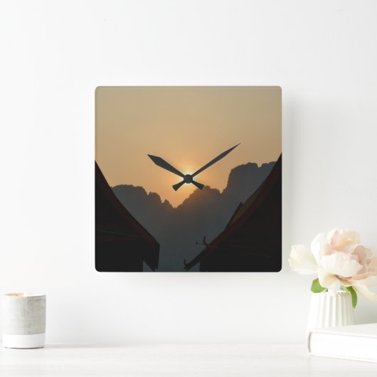 Golden light on the peaks: sunset in Vang Vieng スクエア壁時計 (ホーム)