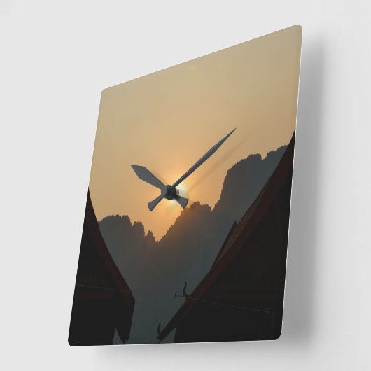 Golden light on the peaks: sunset in Vang Vieng スクエア壁時計 (傾斜)