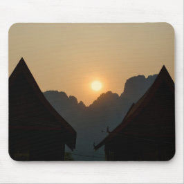Golden light on the peaks: sunset in Vang Vieng マウスパッド
