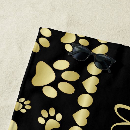 Golden Paw Prints on Black with Custom Name ビーチタオル (インサイチュ)