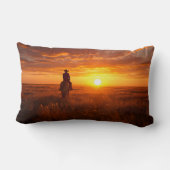Golden Prairie Cowboy Sunset Farmhouse Art ランバークッション (裏面)