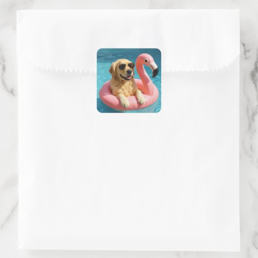Golden Retriever Floating On a Flamingo Pool Toy スクエアシール (バッグ)