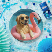 Golden Retriever Floating On a Flamingo Pool Toy ペーパープレート (パーティー)