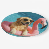 Golden Retriever Floating On a Flamingo Pool Toy ペーパープレート (アングル)