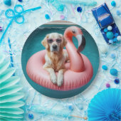 Golden Retriever Floating On a Flamingo Pool Toy ペーパープレート (パーティー)