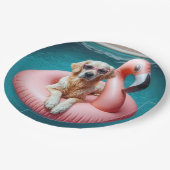 Golden Retriever Floating On a Flamingo Pool Toy ペーパープレート (アングル)