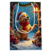 Golden Retriever in Santa’s Workshop Christmas ミディアムペーパーバッグ (正面)