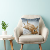 Golden Retriever Making a Snow Angel クッション (椅子)