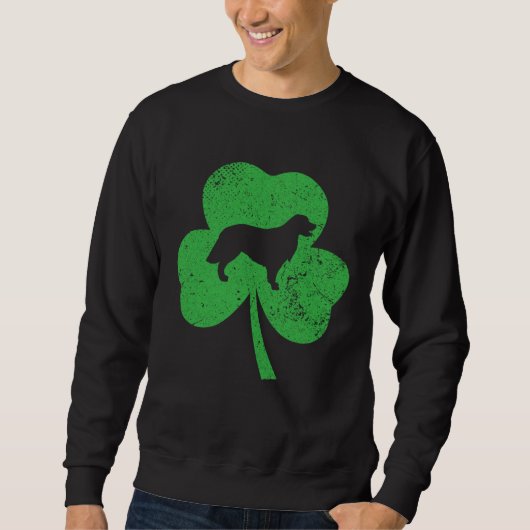 Golden Retriever St Patricks Day Distressed Shamro スウェットシャツ (正面)