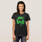 Golden Retriever St Patricks Day Distressed Shamro Tシャツ (正面フル)