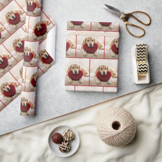 Golden Retriever With a Red Heart Pillow ラッピングペーパー (クラフト)