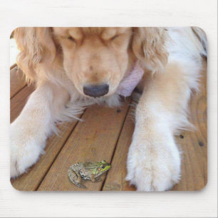 Golden Retriever With Frog マウスパッド