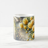 Golden Roses on Rustic Stone Cottage Wall コーヒーマグカップ (中央)