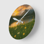 Golden Serenity: Mountain Lake  ラウンド壁時計 (傾斜)