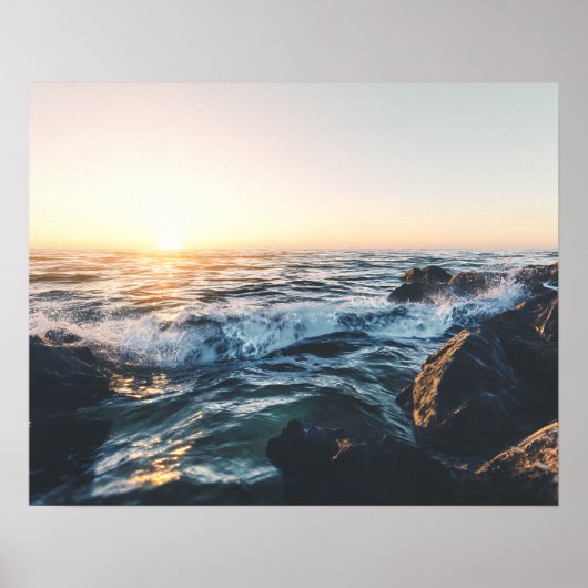 Golden Sunset Ocean Waves on Rocks Serene Seascape ポスター (正面)