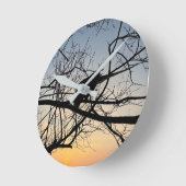 Golden Sunset Silhouette: Bird on Tree Branches ラウンド壁時計 (傾斜)