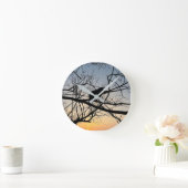Golden Sunset Silhouette: Bird on Tree Branches ラウンド壁時計 (ホーム)