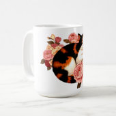 Golden Whiskers: Calico Cat in Rose Reverie コーヒーマグカップ (正面左)